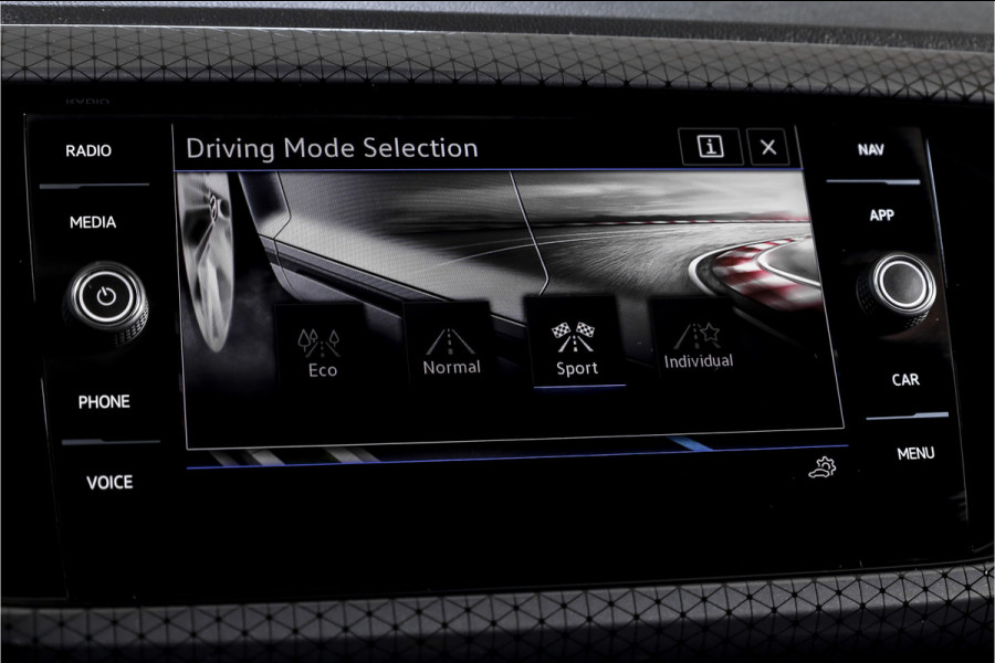 Volkswagen T-Cross 1.5 TSI 150 PK Style - Automaat | Adapt. Cruise | Stoelverw. | PDC | Camera | App. Connect | ECC | Trekhaak | LM 17" |