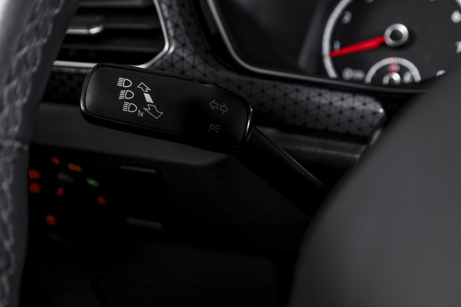 Volkswagen T-Cross 1.5 TSI 150 PK Style - Automaat | Adapt. Cruise | Stoelverw. | PDC | Camera | App. Connect | ECC | Trekhaak | LM 17" |