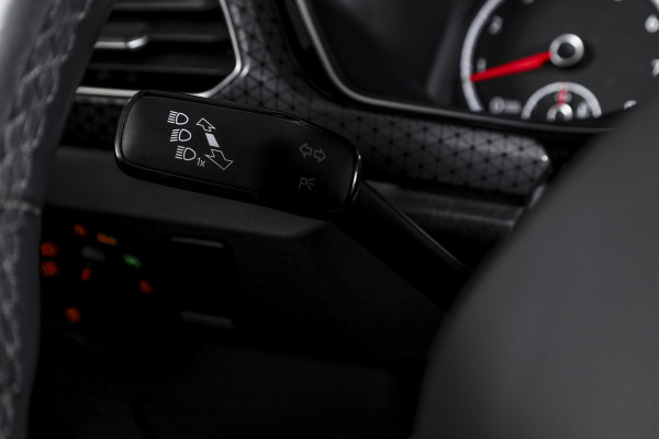 Volkswagen T-Cross 1.5 TSI 150 PK Style - Automaat | Adapt. Cruise | Stoelverw. | PDC | Camera | App. Connect | ECC | Trekhaak | LM 17" |