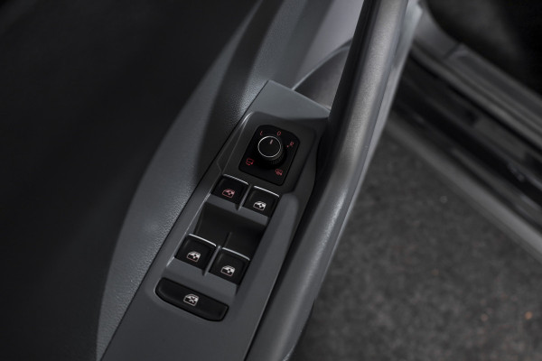 Volkswagen T-Cross 1.5 TSI 150 PK Style - Automaat | Adapt. Cruise | Stoelverw. | PDC | Camera | App. Connect | ECC | Trekhaak | LM 17" |