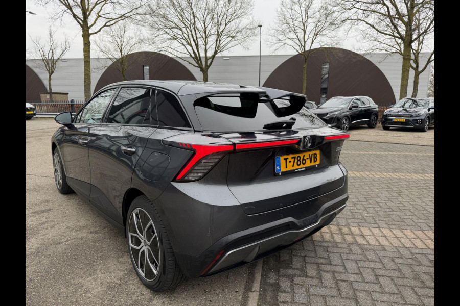 MG Mg4 electric Luxury 64 kWh SOH 95%  7 JAAR GARANTIE BIJ MG| SUPER COMPLETE AUTO| RONDOMZICHT CAMERA| STOEL+ STUUR VERWARMING| DODE HOEK
