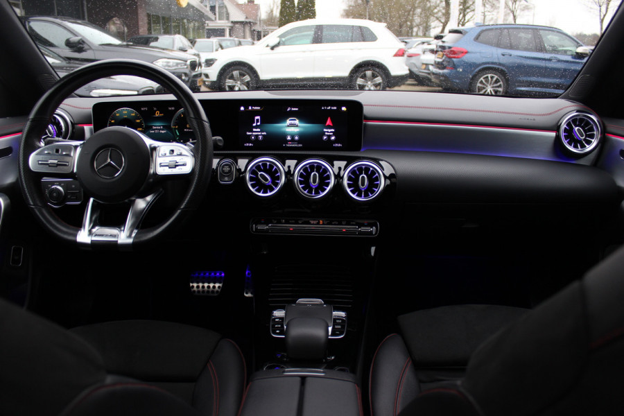 Mercedes-Benz CLA-Klasse 200 Business Solution AMG / Panoramadak / Camera / Sfeerverlichting / 18'' / Leder&Alcantara / Stoelverwarming / DAB / Cruise Control