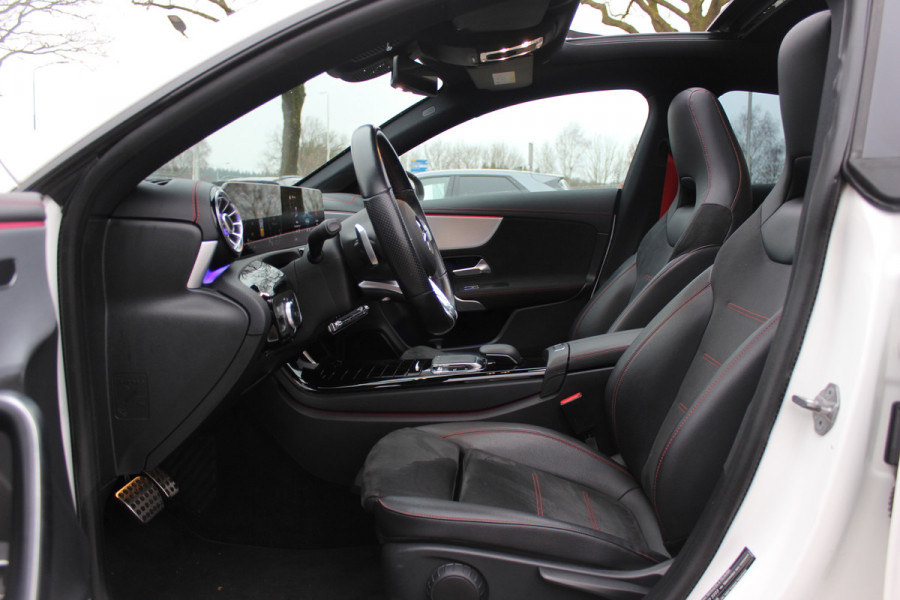 Mercedes-Benz CLA-Klasse 200 Business Solution AMG / Panoramadak / Camera / Sfeerverlichting / 18'' / Leder&Alcantara / Stoelverwarming / DAB / Cruise Control