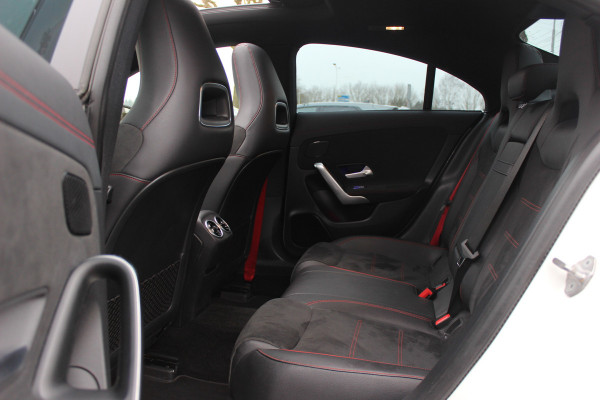 Mercedes-Benz CLA-Klasse 200 Business Solution AMG / Panoramadak / Camera / Sfeerverlichting / 18'' / Leder&Alcantara / Stoelverwarming / DAB / Cruise Control
