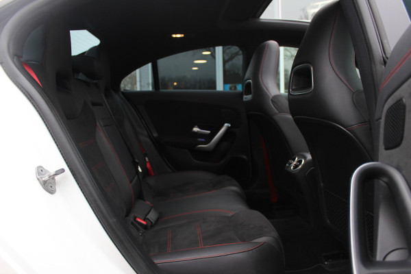 Mercedes-Benz CLA-Klasse 200 Business Solution AMG / Panoramadak / Camera / Sfeerverlichting / 18'' / Leder&Alcantara / Stoelverwarming / DAB / Cruise Control