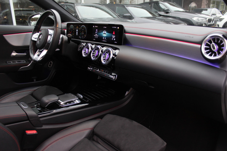 Mercedes-Benz CLA-Klasse 200 Business Solution AMG / Panoramadak / Camera / Sfeerverlichting / 18'' / Leder&Alcantara / Stoelverwarming / DAB / Cruise Control