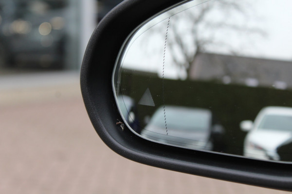 Mercedes-Benz CLA-Klasse 200 Business Solution AMG / Panoramadak / Camera / Sfeerverlichting / 18'' / Leder&Alcantara / Stoelverwarming / DAB / Cruise Control