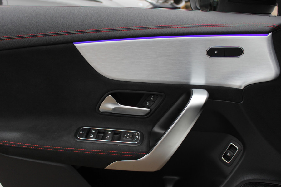 Mercedes-Benz CLA-Klasse 200 Business Solution AMG / Panoramadak / Camera / Sfeerverlichting / 18'' / Leder&Alcantara / Stoelverwarming / DAB / Cruise Control