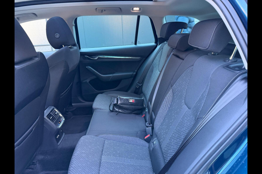 Škoda Octavia Combi 1.5 e-TSI BUSINESS PLUS 150 PK 1e EIG AUTOMAAT SCHUIF/KANTEL PANORAMADAK.GROTE WEG KM !