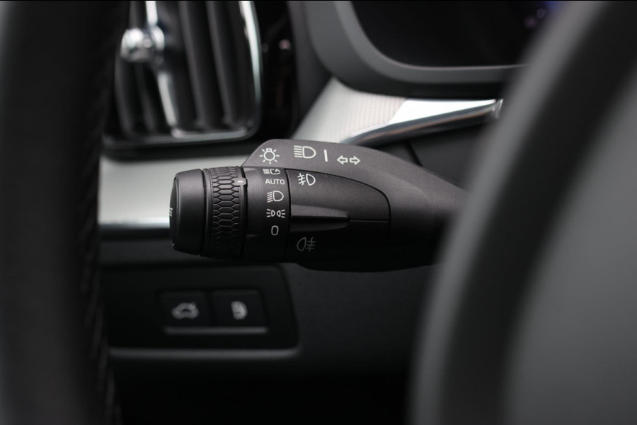 Volvo XC60 2.0 T6 Plug-in hybrid AWD Plus Dark *Pano*H/K*360 Camera*Leder*