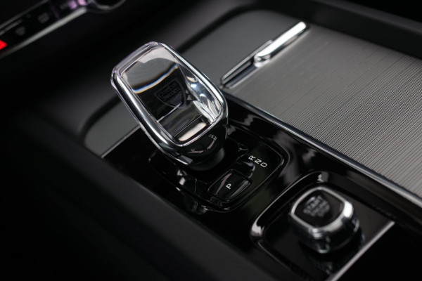 Volvo XC60 2.0 T6 Plug-in hybrid AWD Plus Dark *Pano*H/K*360 Camera*Leder*