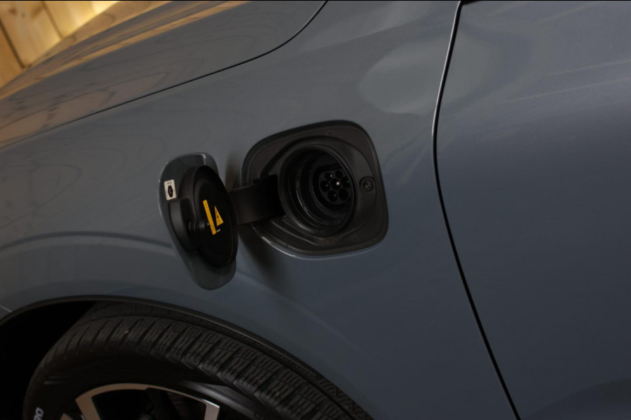 Volvo XC60 2.0 T6 Plug-in hybrid AWD Plus Dark *Pano*H/K*360 Camera*Leder*