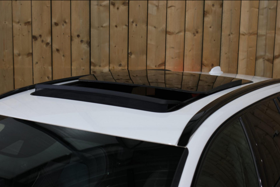 Volvo V60 2.0 T8 Twin Engine AWD R-Design *Pano*H/K*Head-Up*Keyless*