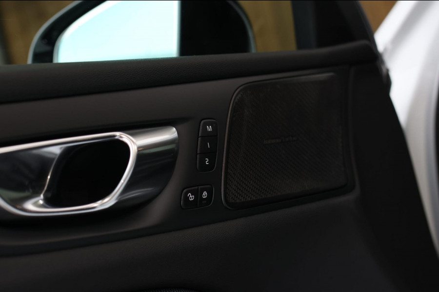 Volvo V60 2.0 T8 Twin Engine AWD R-Design *Pano*H/K*Head-Up*Keyless*