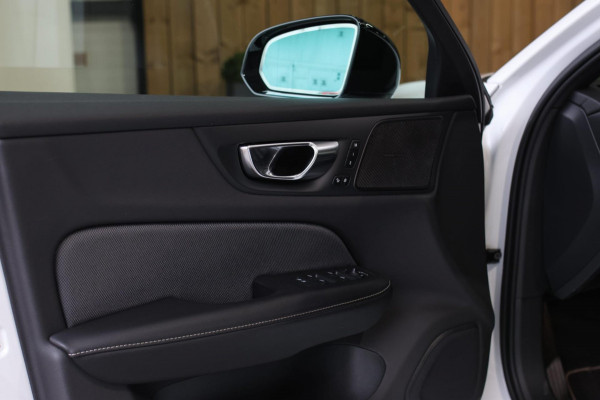 Volvo V60 2.0 T8 Twin Engine AWD R-Design *Pano*H/K*Head-Up*Keyless*
