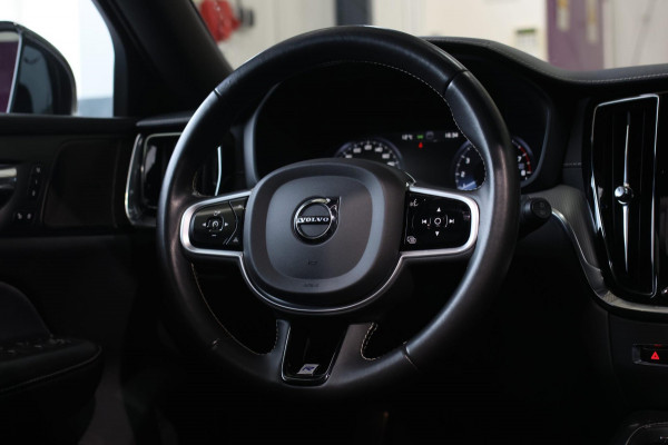 Volvo V60 2.0 T8 Twin Engine AWD R-Design *Pano*H/K*Head-Up*Keyless*