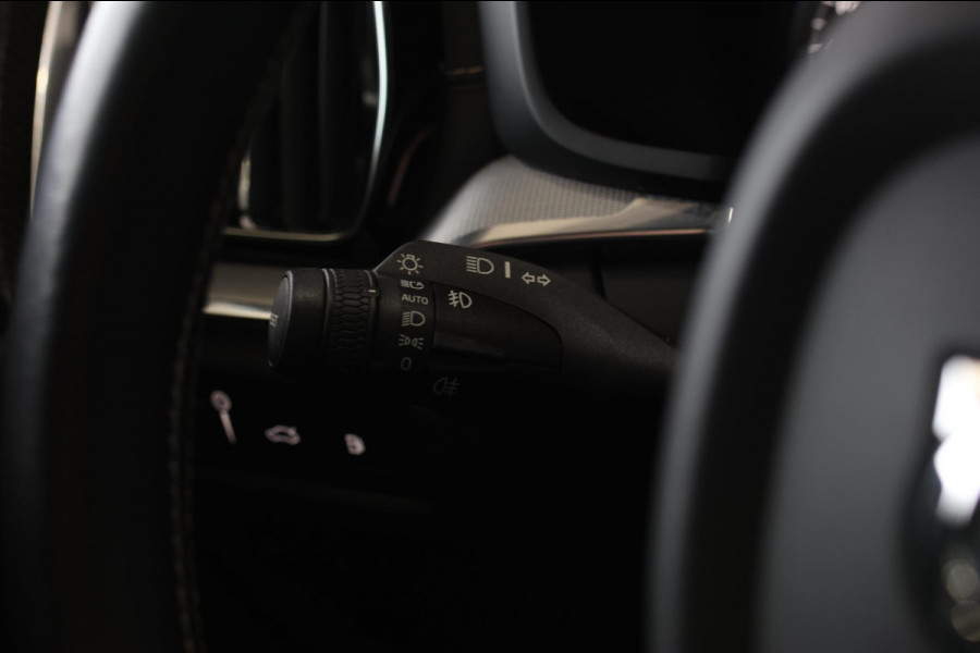 Volvo V60 2.0 T8 Twin Engine AWD R-Design *Pano*H/K*Head-Up*Keyless*