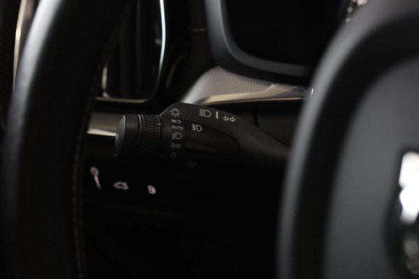 Volvo V60 2.0 T8 Twin Engine AWD R-Design *Pano*H/K*Head-Up*Keyless*