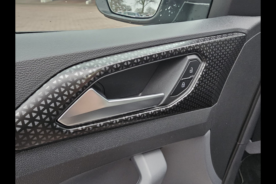 Volkswagen T-Cross 1.0 TSI Style | Automaat | LED | Trekhaak | Stoelverwarming | ACC | Navi | PDC |