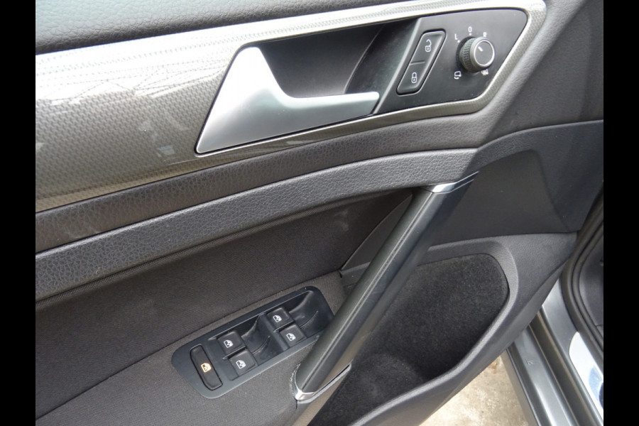 Volkswagen Golf 1.0 TSI JOIN * NAVIGATIE * STOELVERWARMING !!