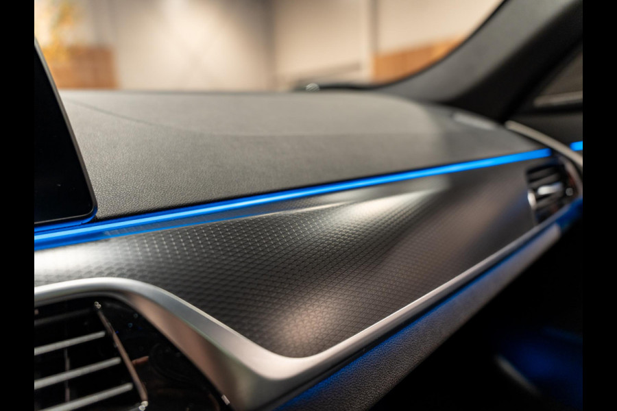 BMW 5 Serie Touring 530e 292PK M Pakket, Laser Led, Pano, Camera, Alcantara, Ambiënte Light, Hud, PDC, Dealer Onderhoud