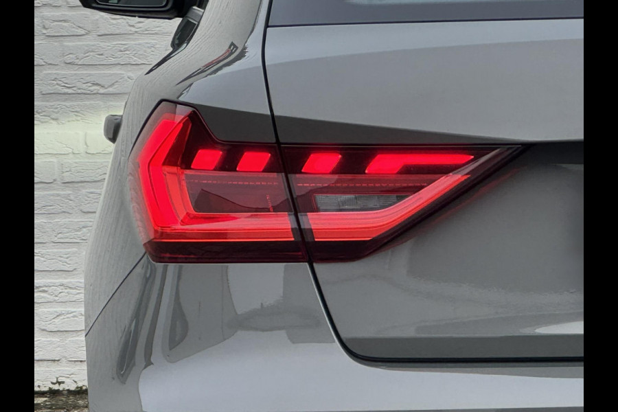 Audi A1 Sportback 25 TFSI Automaat 3 x S-Line Full LED Leer Cruise Clima Apple / Android Parkeersensoren achter