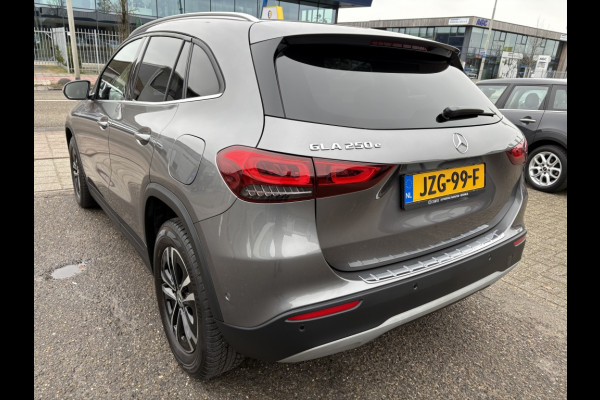 Mercedes-Benz GLA 250 e Luxury Line Panodak, LED