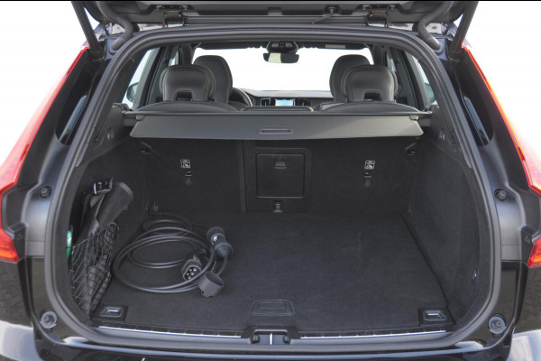 Volvo XC60 T6 350PK Automaat AWD Plus Black Edition / Trekhaak / Panoramadak / BLIS / Adaptieve cruise control / Keyless entry / Stoel - en stuurwielverwarming / elektrische stoelen met geheugen / Parkeersensoren met 360 camera / Elektrische achterklep