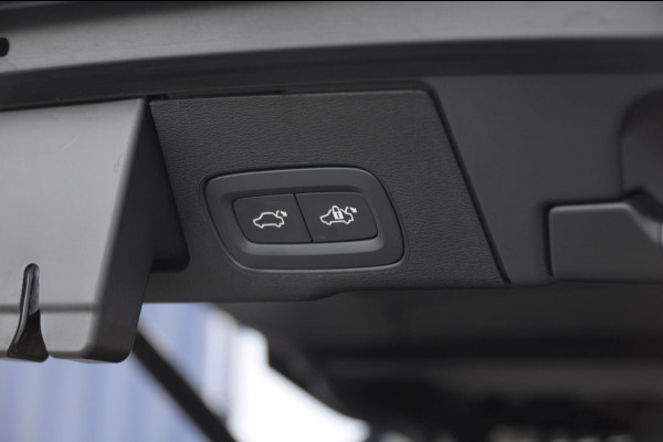 Volvo XC60 T6 350PK Automaat AWD Plus Black Edition / Trekhaak / Panoramadak / BLIS / Adaptieve cruise control / Keyless entry / Stoel - en stuurwielverwarming / elektrische stoelen met geheugen / Parkeersensoren met 360 camera / Elektrische achterklep