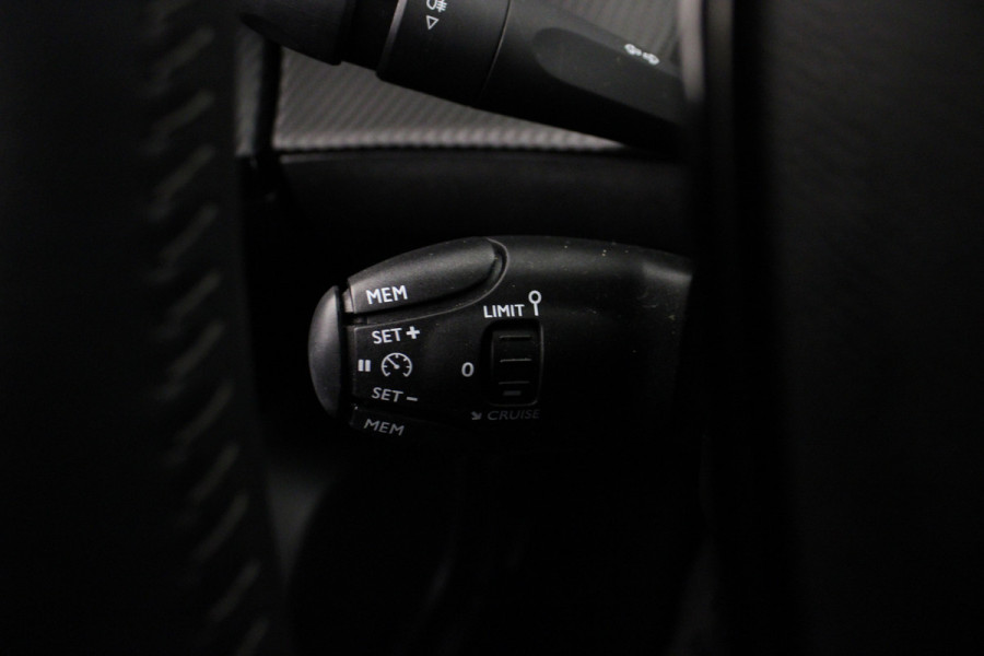 Peugeot 2008 1.2 PureTech Blue Lease Allure |Carplay|Half leer|