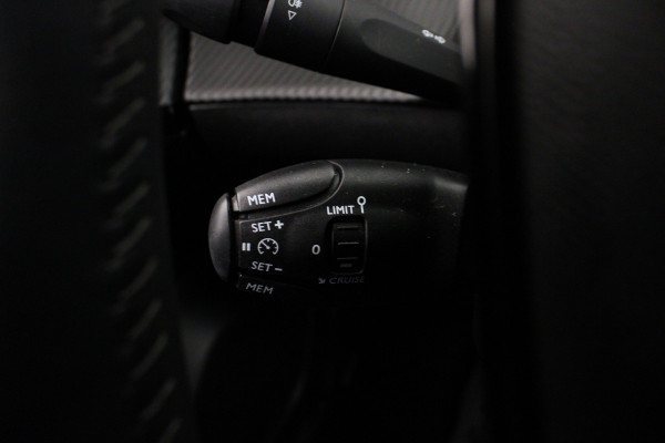 Peugeot 2008 1.2 PureTech Blue Lease Allure |Carplay|Half leer|