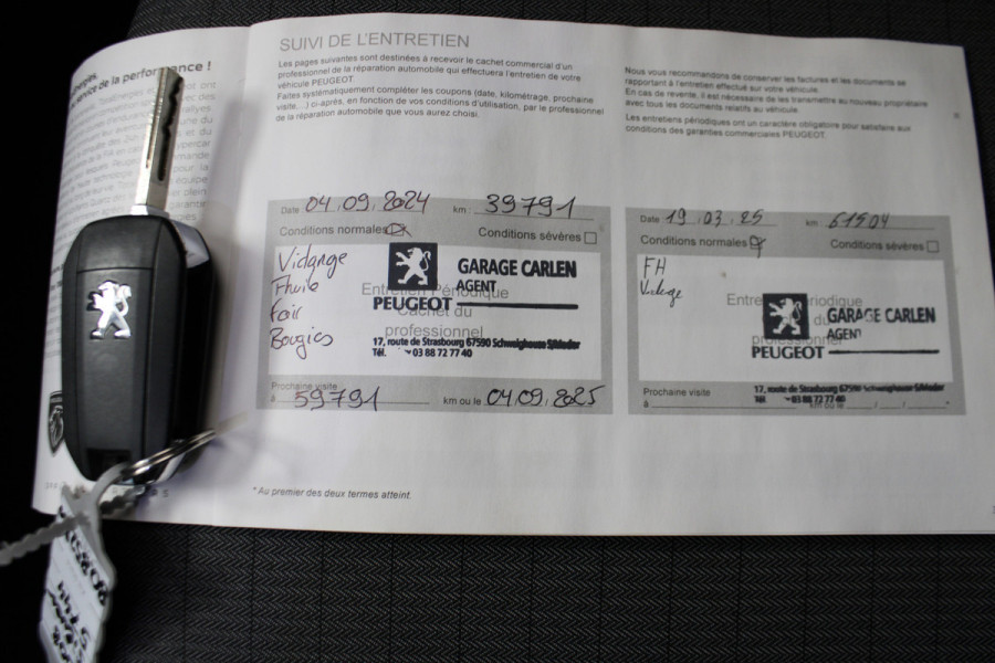 Peugeot 2008 1.2 PureTech Blue Lease Allure |Carplay|Half leer|