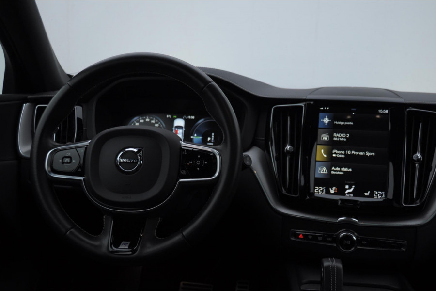 Volvo XC60 T8 390PK Automaat AWD R-Design / Adaptieve koplampen / BLIS /Adaptieve cruise control / Panoramadak / Apple carplay / Parkeersensoren met camera / Elektrische achterklep / Elektrische stoelen met geheugen / Stoel en stuurwielverwarming