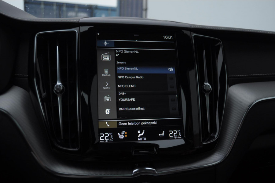 Volvo XC60 T8 390PK Automaat AWD R-Design / Adaptieve koplampen / BLIS /Adaptieve cruise control / Panoramadak / Apple carplay / Parkeersensoren met camera / Elektrische achterklep / Elektrische stoelen met geheugen / Stoel en stuurwielverwarming