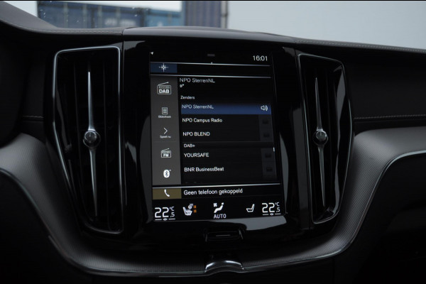 Volvo XC60 T8 390PK Automaat AWD R-Design / Adaptieve koplampen / BLIS /Adaptieve cruise control / Panoramadak / Apple carplay / Parkeersensoren met camera / Elektrische achterklep / Elektrische stoelen met geheugen / Stoel en stuurwielverwarming