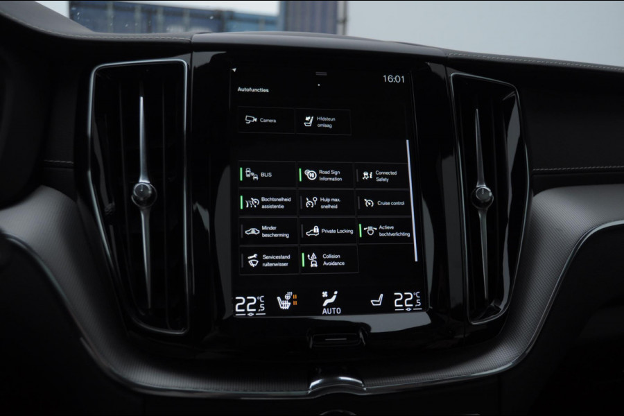 Volvo XC60 T8 390PK Automaat AWD R-Design / Adaptieve koplampen / BLIS /Adaptieve cruise control / Panoramadak / Apple carplay / Parkeersensoren met camera / Elektrische achterklep / Elektrische stoelen met geheugen / Stoel en stuurwielverwarming