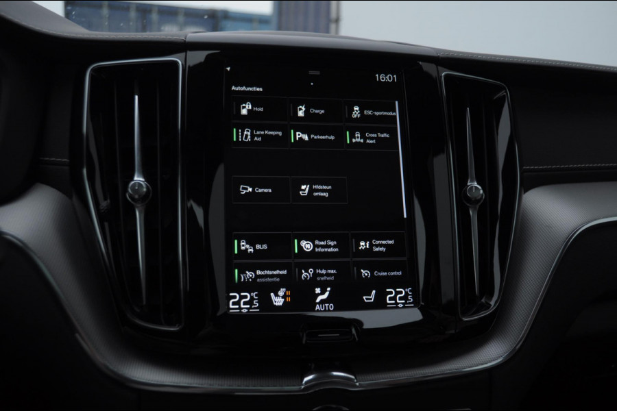 Volvo XC60 T8 390PK Automaat AWD R-Design / Adaptieve koplampen / BLIS /Adaptieve cruise control / Panoramadak / Apple carplay / Parkeersensoren met camera / Elektrische achterklep / Elektrische stoelen met geheugen / Stoel en stuurwielverwarming