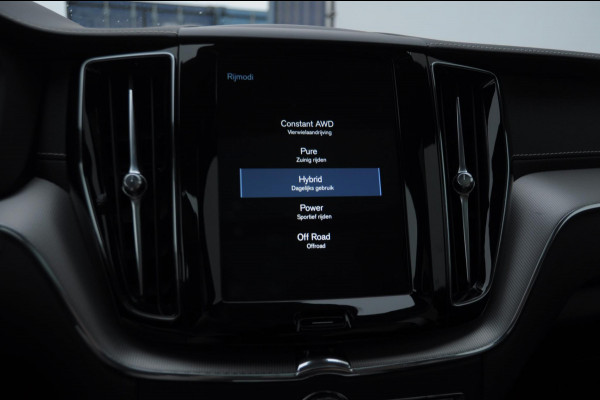 Volvo XC60 T8 390PK Automaat AWD R-Design / Adaptieve koplampen / BLIS /Adaptieve cruise control / Panoramadak / Apple carplay / Parkeersensoren met camera / Elektrische achterklep / Elektrische stoelen met geheugen / Stoel en stuurwielverwarming