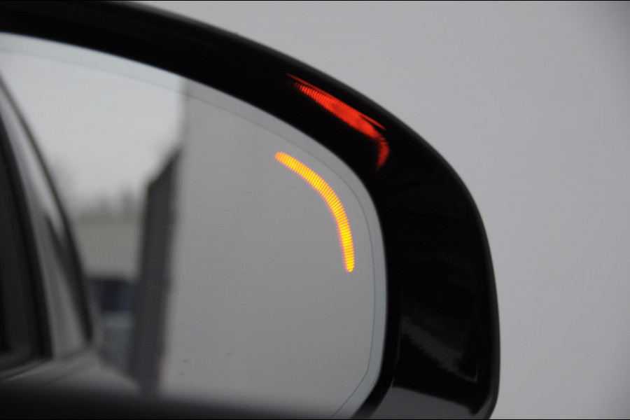 Volvo XC60 T8 390PK Automaat AWD R-Design / Adaptieve koplampen / BLIS /Adaptieve cruise control / Panoramadak / Apple carplay / Parkeersensoren met camera / Elektrische achterklep / Elektrische stoelen met geheugen / Stoel en stuurwielverwarming