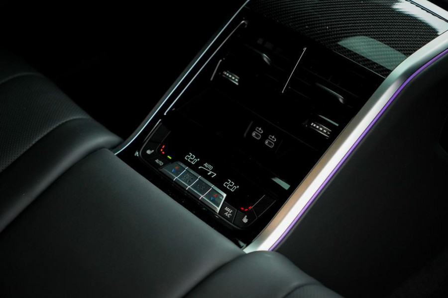 BMW 8 Serie Gran Coupé 840i xDrive High Exe Individual / B&W / Pano / Carbon / M-Stoelen / Adaptive