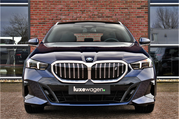 BMW i5 Touring eDrive40 M-Sport Pano Adp-demping B&W Comfzetel+Vent 20inch