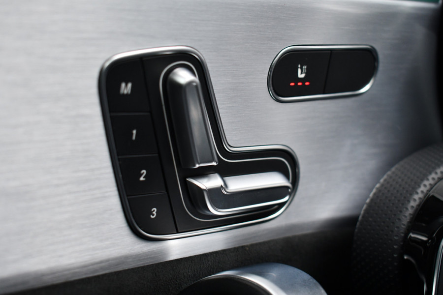 Mercedes-Benz A-Klasse 250e AMG Line Pano Burmester El-zetels