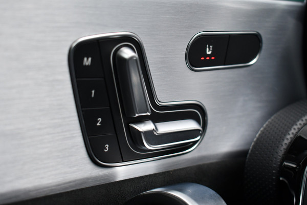 Mercedes-Benz A-Klasse 250e AMG Line Pano Burmester El-zetels