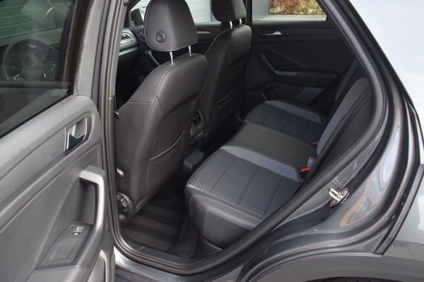 Volkswagen T-Roc 1.5 TSI 150pk DSG R-line | Pano | Camera | Trekhaak | Virtual | Beats
