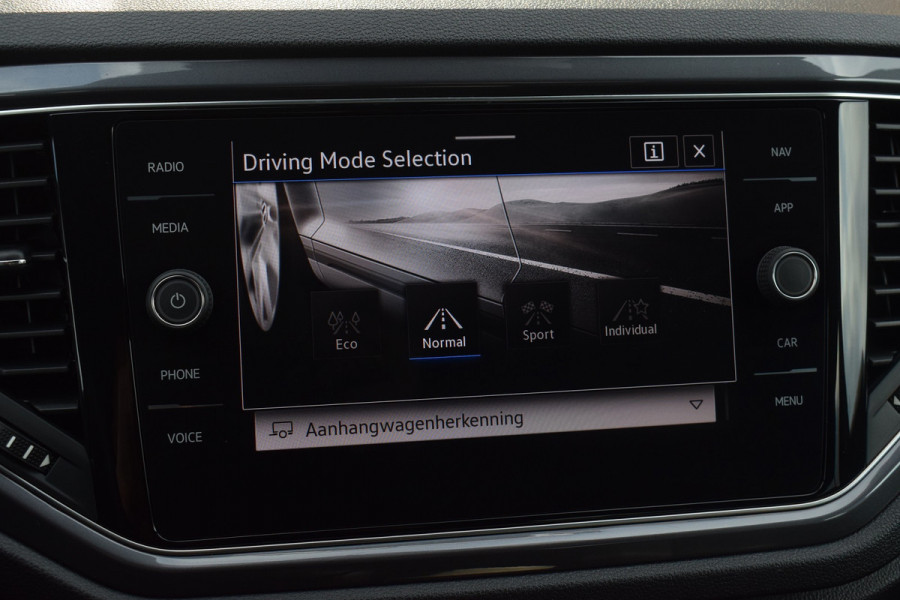 Volkswagen T-Roc 1.5 TSI 150pk DSG R-line | Pano | Camera | Trekhaak | Virtual | Beats