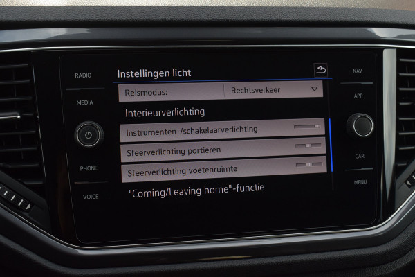 Volkswagen T-Roc 1.5 TSI 150pk DSG R-line | Pano | Camera | Trekhaak | Virtual | Beats