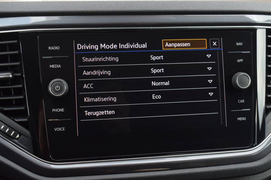 Volkswagen T-Roc 1.5 TSI 150pk DSG R-line | Pano | Camera | Trekhaak | Virtual | Beats