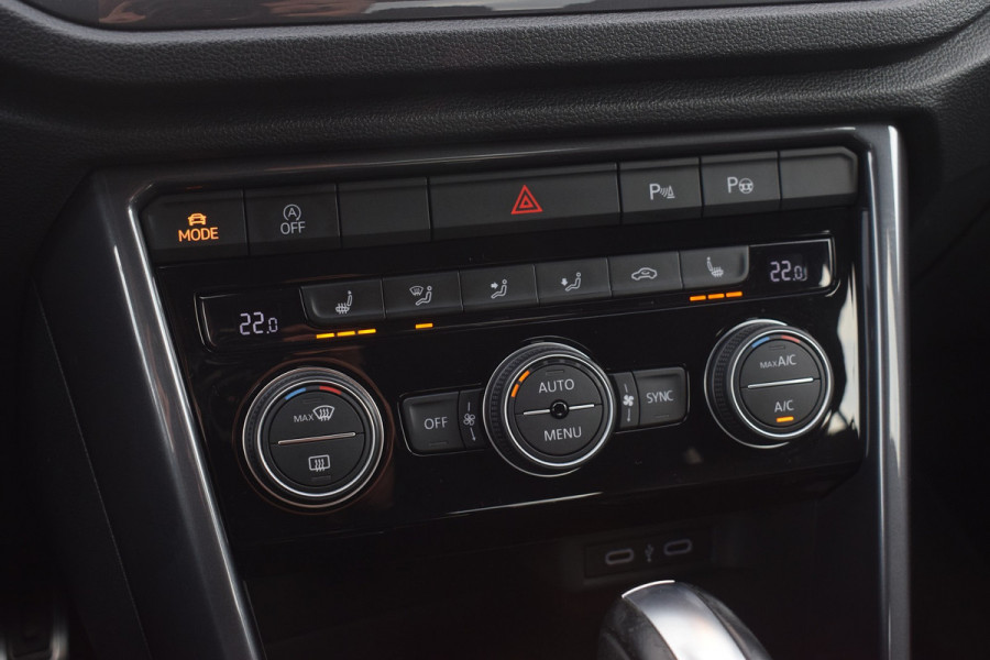 Volkswagen T-Roc 1.5 TSI 150pk DSG R-line | Pano | Camera | Trekhaak | Virtual | Beats