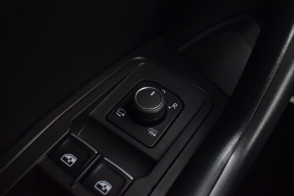 Volkswagen T-Roc 1.5 TSI 150pk DSG R-line | Pano | Camera | Trekhaak | Virtual | Beats