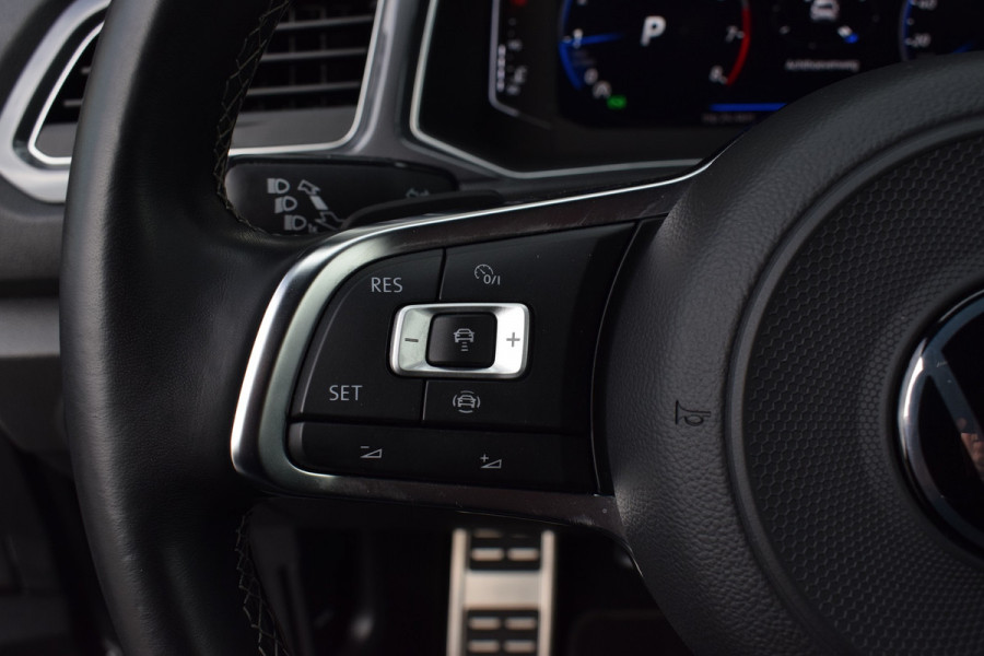 Volkswagen T-Roc 1.5 TSI 150pk DSG R-line | Pano | Camera | Trekhaak | Virtual | Beats